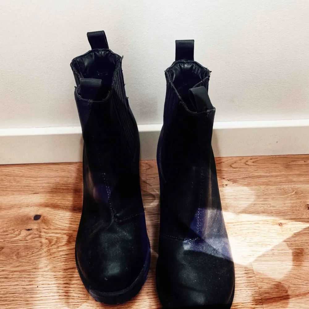 Svarta boots med bred 8 cm klack och djupa mönster under sulan, passar bra under höst och vinter. Bekväma att gå i 🍂🍁. Skor.