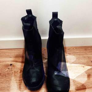 Svarta boots med bred 8 cm klack och djupa mönster under sulan, passar bra under höst och vinter. Bekväma att gå i 🍂🍁