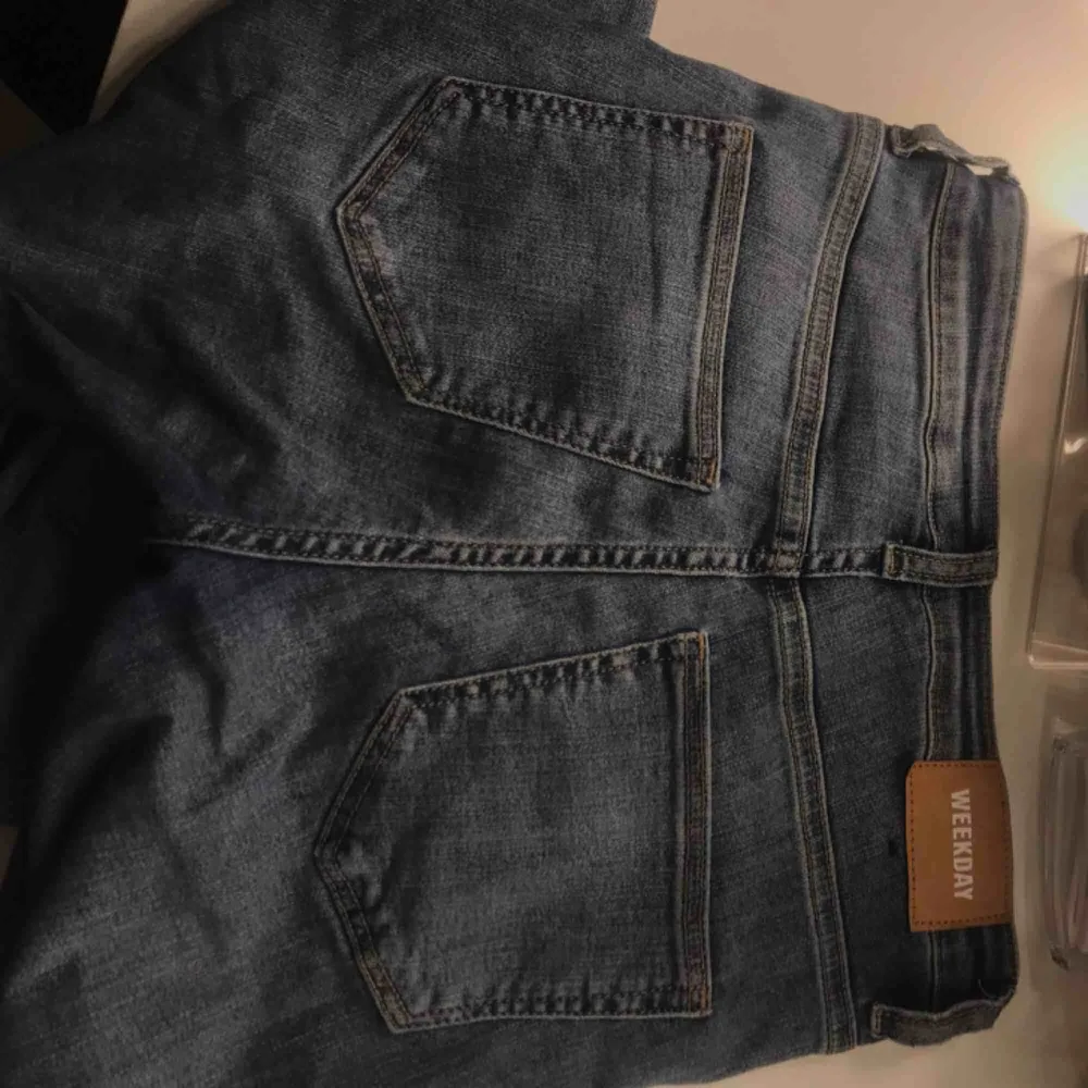 Weekday skinny jeans som sitter SÅ BRA på. Jättefin färg & hög midja. . Jeans & Byxor.