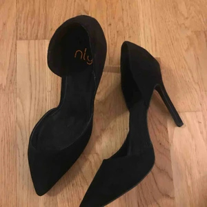  - Snygga enkla klackar som passar till allt. Använda en gång. Storleken är 39. 