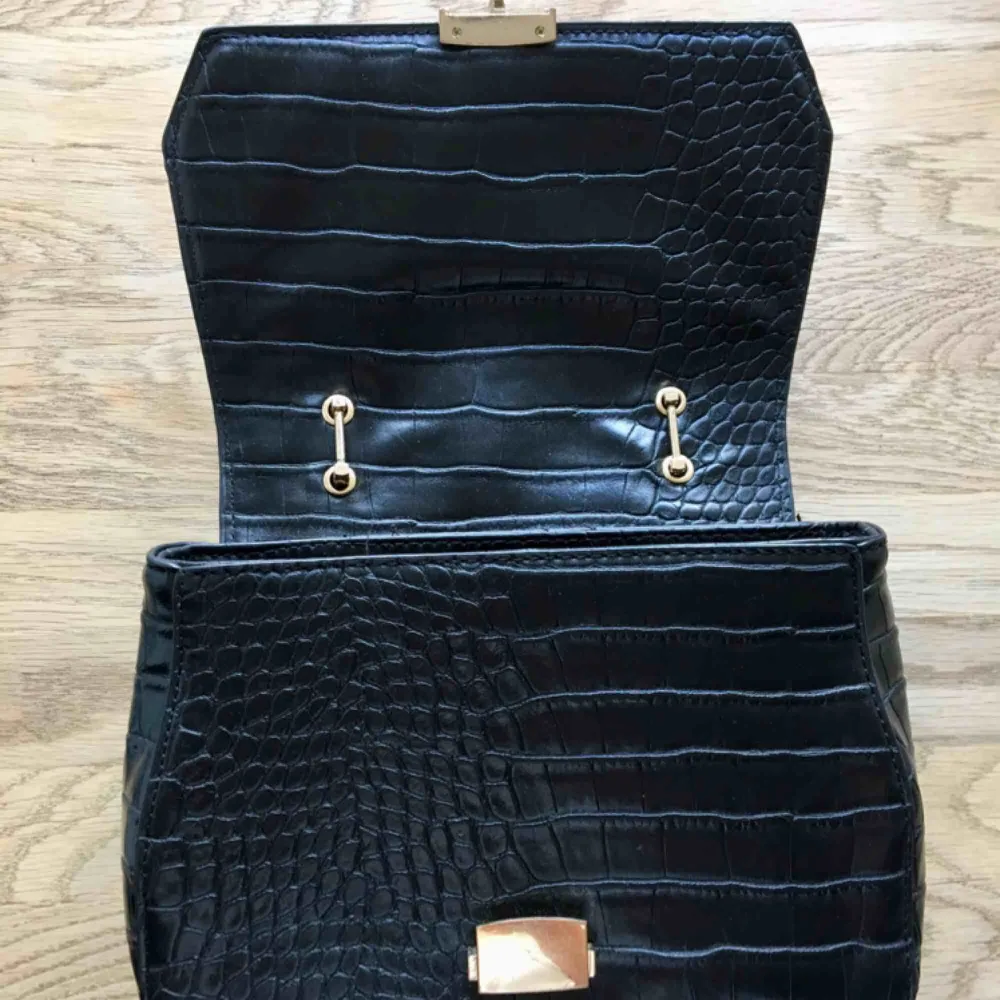 Handväska från Zara med avtagbar axelrem 👜. Accessoarer.