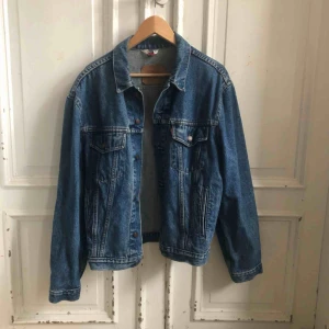  - Vintage Levis jeansjacka  - 80/90-tal. Trevligt skick - Kan hämtas i Uppsala eller skickas mot fraktkostnad 