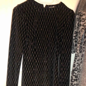  - Klänning i sammetstyg