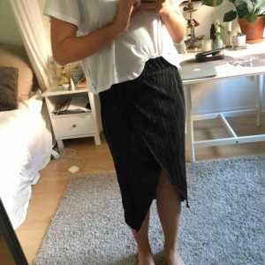  -  Supersnygg plisserad kjol från Gina tricot, jättefint skick!
