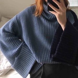  - Stickad tröja Med vida ärmar från NA-KD. Väldigt mjuk och i relativt bra kvalitet. Ett igensytt hål i innerarmen men ingen som syns speciellt mycket. Frakt ingår i priset. 