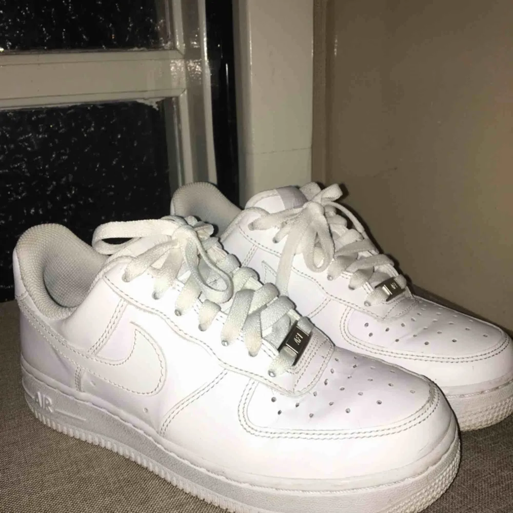 Nike Air Force 1’07 från Junkyard i storlek 36. Använda endast ett fåtal gånger så är i nyskick.  Köparen står för frakten! . Skor.