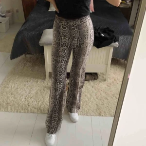 - Orm byxor köpta på Bershka i storlek S. Använda max 2 gånger, som nya!! Inköpspris 350kr säljs för 150kr:) Kan mötas upp i Stockholm annars står köpare för frakt:) 