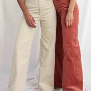  - Högmidjade rosa Manchesterbyxor, något utsvängda längre ner, annars ganska loose fit. Midjemått ca 71cm. Skriv för fler bilder, mått eller för att lägga ett bud:) (frakt ingår inte i priset) UPPE IGEN.pga köpare drog sig ur.