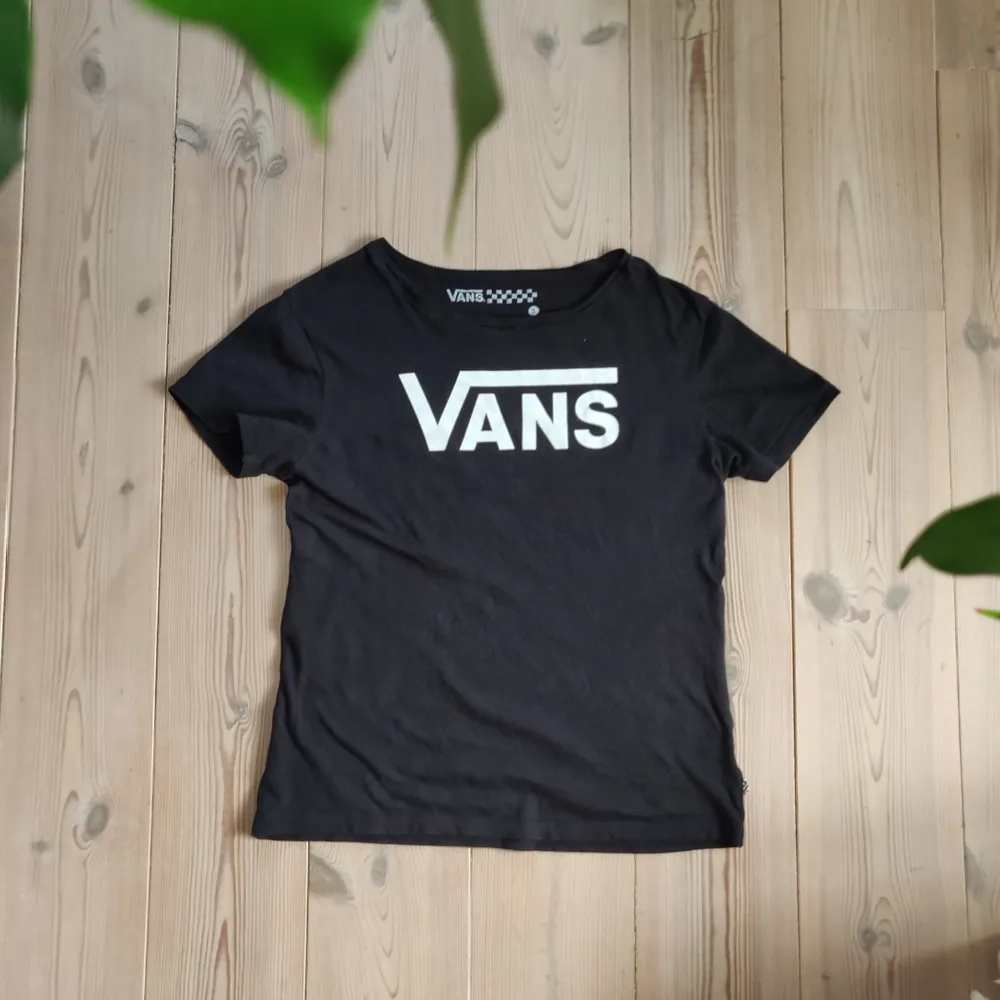 Svart t-shirt från Vans i storlek small. Frakt ingår🌸. T-shirts.