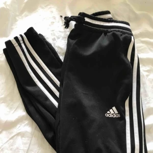 - Svarta Adidas byxor med 3 vita streck på varje sida. Jätte fina men ena snöret är lite trasigt (sista bilden). Strl XS / 152, 50kr🌹
