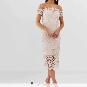  - Puderrosa klänning i spets från Asos. I fint skick då den endast är använd vid ett tillfälle. 