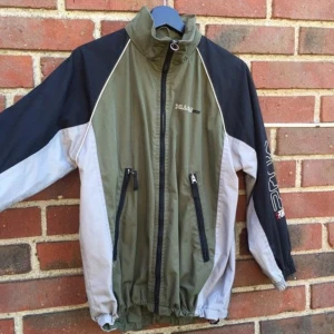  - Säljer denna gröna vindjackan, riktigt najs när man viker upp den!