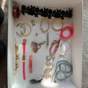  - Säljer alla möjliga smycken för 50kr/st. Den svarta är en choker med blommor, stora rosa är gummi +  silver med rosa cirkel + rosa med guldplatta + vita runda är från marc jacobs, nyckelring är från laduree i paris. 
