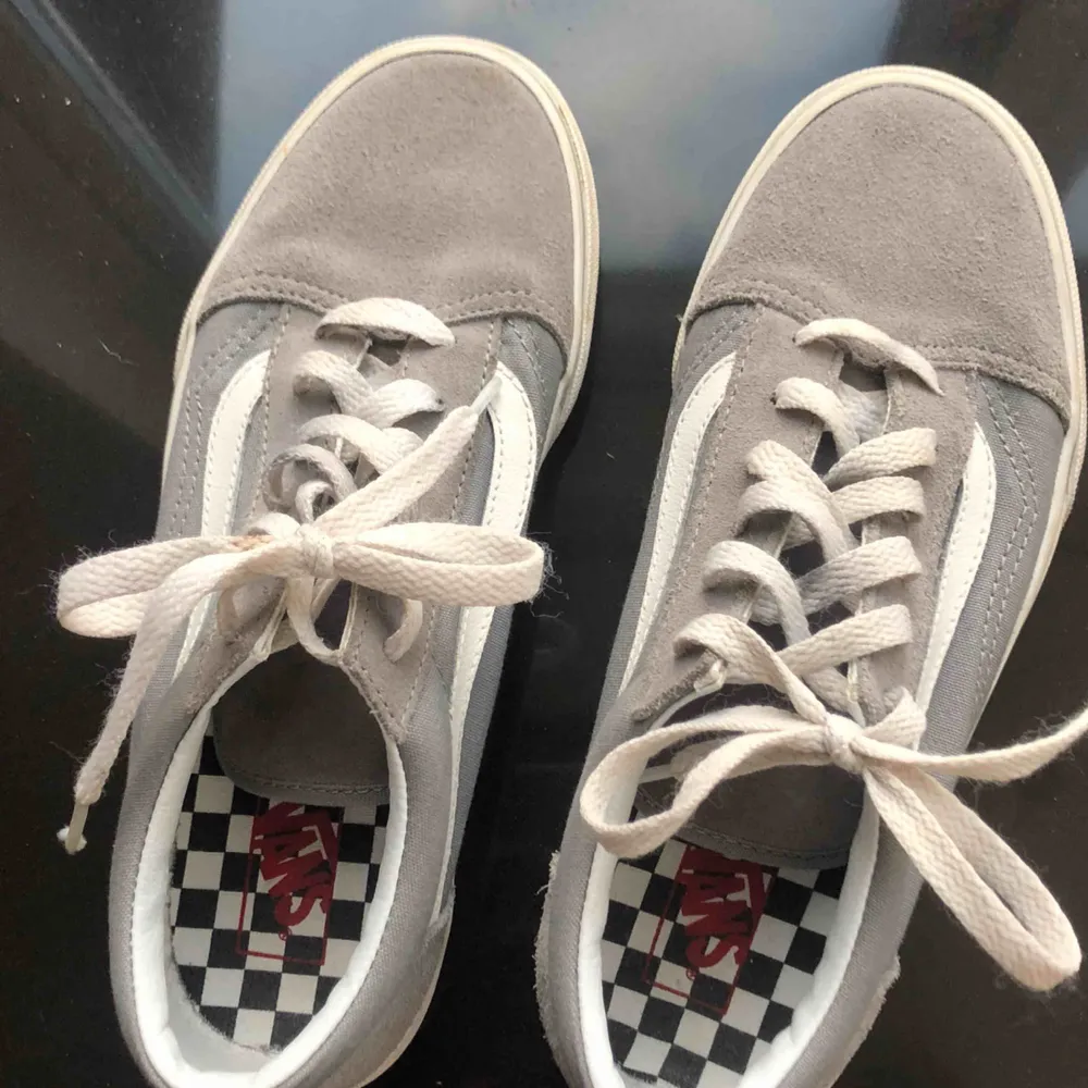 Skitfräscha gråa skor från Vans! Endast använda en gång, storlek 36,5💖. Skor.