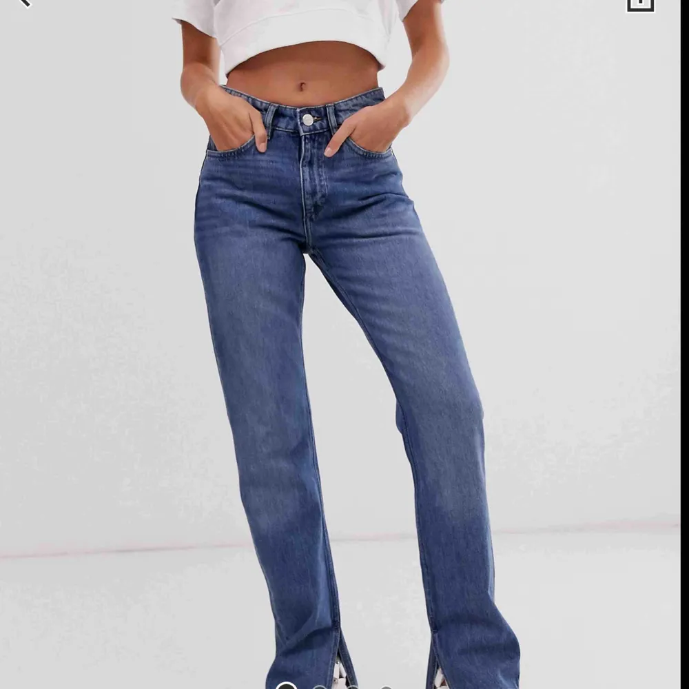 Jeans från Monki, aldrig använda! Liten slits nedtill. Skitsnygga! Köpta på asos. Ingen stretch. Jeans & Byxor.
