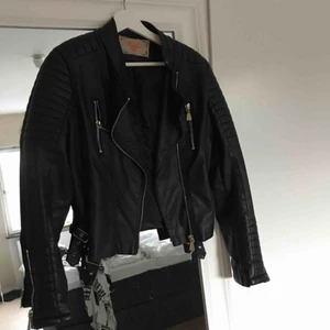  - Den klassiska skinnjackan från chiquelle. Jättefint skick, knappt använd. Ganska liten i storleken