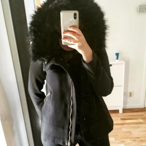  - Knappt använd höst/vinter kappa från Zara. Kappan är oversize i modellen och har en fluffig luva. Halvkort modell