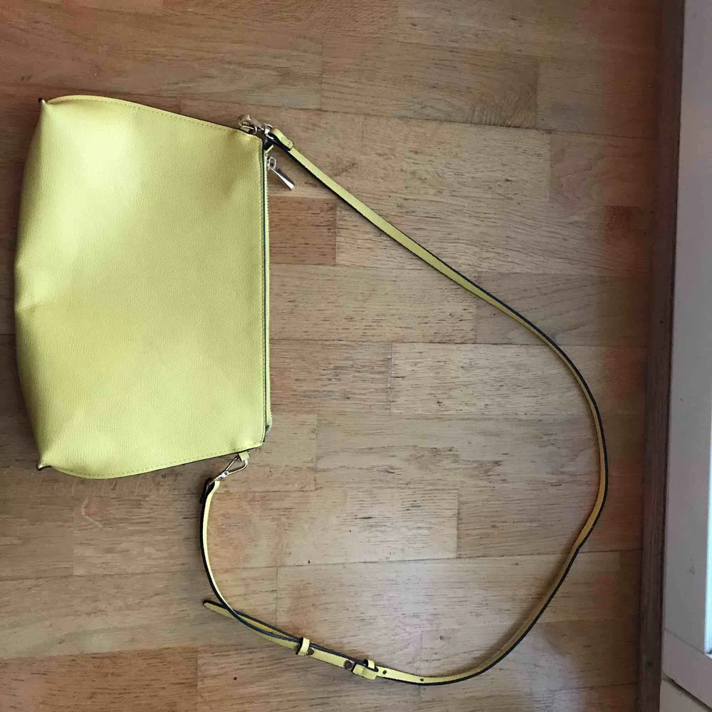 Söt gul handväska med justerbar rem! Får plats med mycket i! Aldrig använd. . Väskor.