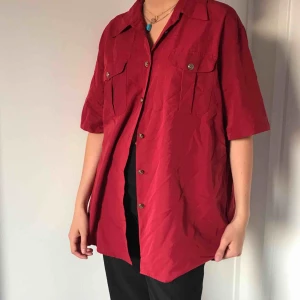  - Röd skjorta, knappt använd. Rätt så lång men blir också snygg att sätta under tröjan eller knyta