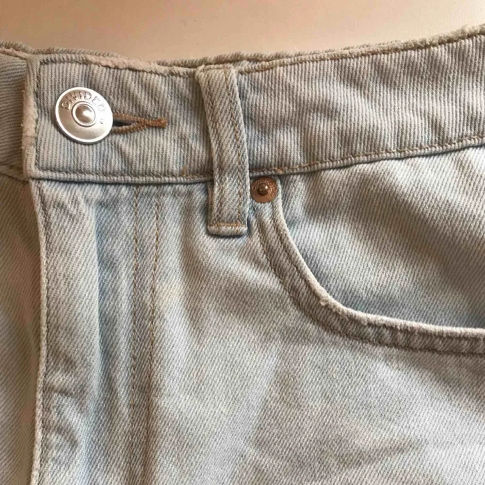 Ljusa jeansshorts   (DM för flera bilder). Shorts.