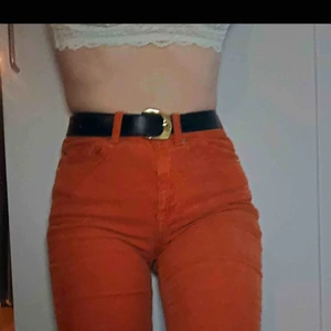  - VINTAGE Orangea Manchester byxor i storlek 34, XS/S. Oanvända för är inte min stil. Betalas med swish och frakt tillkommer💕 //R