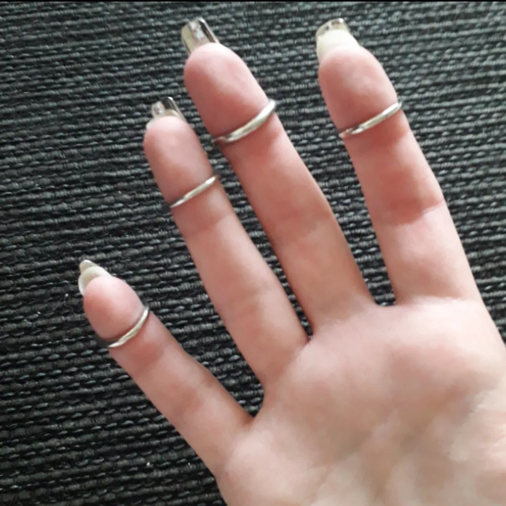 4pack Metallic smyckade nails från Spanien(aldrig använda)💟Perfekt för någon look till Halloween eller liknande! Du sätter bara på dem som ringar o behöver ej krångla med ngt lim plus att därför går de att använda hur många gånger som helst precis som smycken👍 Ringen för varje nagel går att storleksskifta till större elr mindre-däremot är nagelstorleken på naglarna för relativt små naglar/fingrar(nu har jag lite fail på bilderna då jag har vissa naglar långa under).  Frakt: 9:- . Accessoarer.