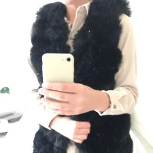  - Säljer min fake pälsväst, inköpt i våras. Använd fåtal gånger. 