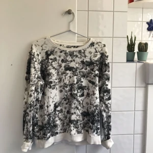  - Svart/gråblommig tröja från SOLO. Knappt använd och i mycket fint skick 🖤 priset är inklusive frakt! 
