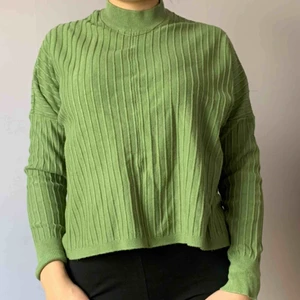  - Superfin och mysig 🥰grön stickad tröja i bra kvalitet🤟🐸