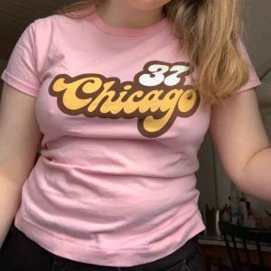  - Y2k t-shirt med texten Chicago 37. Frakt tillkommer på 42kr! Jättefint skick