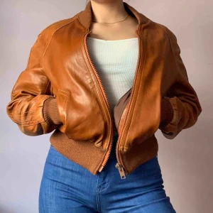  - Ljusbrun Skinnjacka som förhöjer vilken look som helst🤩 Perfekt vårjacka men funkar alla säsonger✌️ Superbra skick✨