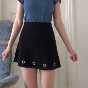  - Unik kjol med ihåliga metallringar på framsidan. Frakt tillkommer🥰