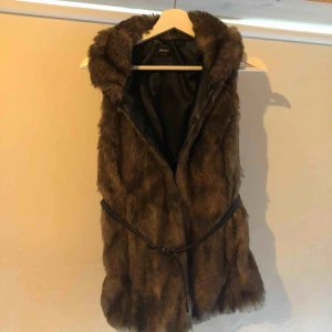  - Fakepälsväst i fint skick med tillkommande midjeband🥰
