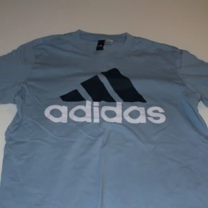Adidas - En blå adidas t-shirt bra kvalitet och i ett bra skick.