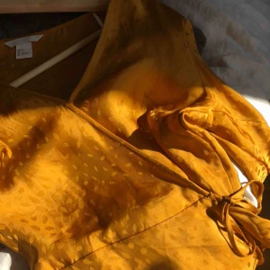  - Säljer den här jättesöta blusen från hm 😁😁 Aldrig använd. Super fin nu till sommar!!