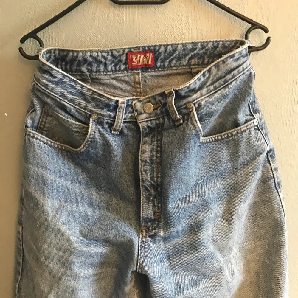 Vintage jeans från lee, snygg tvätt!! Har ett litet hål vid grenen. Annars å fint skick!!🌟 passar S/M beroende om man vill ha dem lite som mom jeans eller tightare!💫💫. Jeans & Byxor.