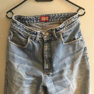 Vintage jeans från lee, snygg tvätt!! Har ett litet hål vid grenen. Annars å fint skick!!🌟 passar S/M beroende om man vill ha dem lite som mom jeans eller tightare!💫💫