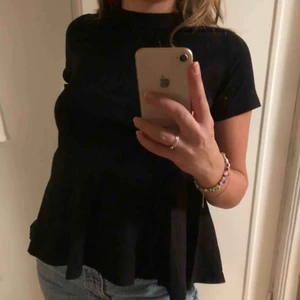  - Svart t-shirt med volang från Envii