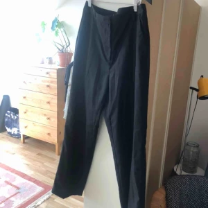  - Svarta lite overzize kostymbyxor från Nelly trend. Storlek 40. Möts i Malmö eller skickas mot frakt.