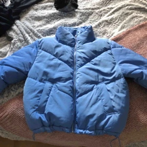  - Denna fluffiga ljusblåa jacka kommer från H&M och passar till alla årstider. Väldigt fin färg. Använd cirka 1-2 gånger så den är i väldigt bra skick. Storleken är S men passar upp till M skulle jag nog säga då den är så stor som den är. Buda på!😊