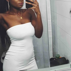  - Basic vit fin klänning du kan klä upp den eller klä ner den your choice! Klänning är stretch , frakt 60kr 🥰