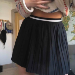  - Svart skater skirt. Strl 34 från retro-affären Neat Monkey🖤Betalning sker via swish. FRAKT INGÅR!