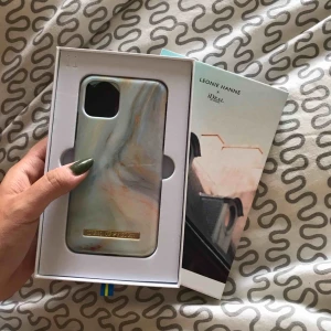  - Helt oanvänt iPhone 11 Pro skal från Ideal of Sweden. Råkade beställa fel modell därav säljer jag undan det billigt. Designen heter Très Chic och är designad av Leonie Hanne. Originalförpackning medföljer 🌸🌸