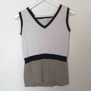 Linne - Fin linne från Mac Scott i storlek M! Bra skick. Köparen står för frakten men kan även mötas upp i Uppsala, Knivsta eller Sigtuna. Tveka inte att fråga mig om något!