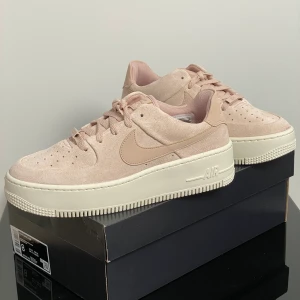 HELT NYA Nike Air Force 1 Sage Low - Helt NYA Nike Air Force i färgen Particle Beige/Particle Beige-Phantom. Köpte dem i fel storlek och hann inte byta dem innan bytesrätten gick ut :(. Nypris: 1199:-. Jag bjuder på frakten vid bud över 1050kr. Originalkartongen medföljer! :)