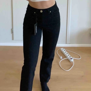  - Helt nya jeans från Pretty Little Thing, bara testade men passade ej mig. Tajta under rumpan och lösa i midjan. Jag är 162cm och normalt har jag S i byxor. Köparen står för frakten vilket är 50kr 💖