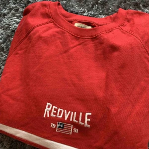  - Mysig tröja från pull&bear. Helt oanvänd så är i nytt skick. Är en XS men sitter mer som en S skulle jag säga. Köparen står för frakt 