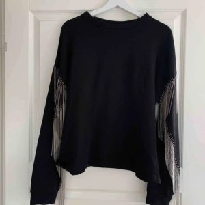  - Sweatshirt med strass, använd 2 gånger🤍 Frakt tillkommer för köparen. 
