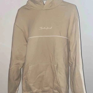  - Fin hoodie som är oanvänd☺️ Frakten är inräknad i priset. Om ni har frågor är det bara höra av er!☺️Betalning via swish😊