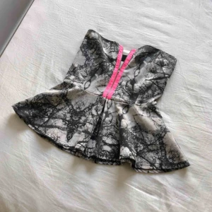  - Snygg topp med dragkedja där fram och band där bak (se bild 2 och 3). (Frakt tillkommer om den ska skickas)